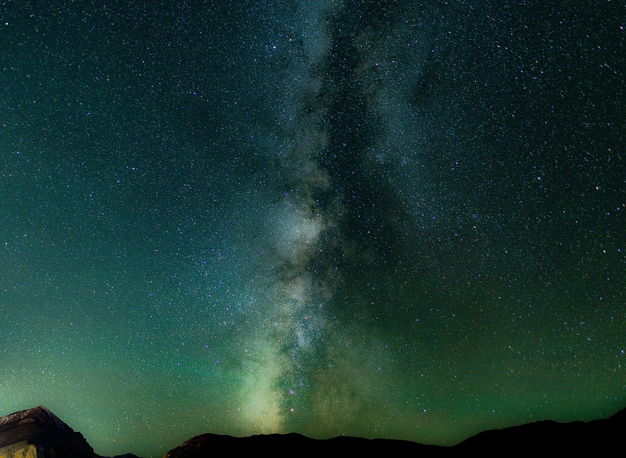 تصویری از آسمان شب پرستاره بر فراز یک منظره آرام فنلاند