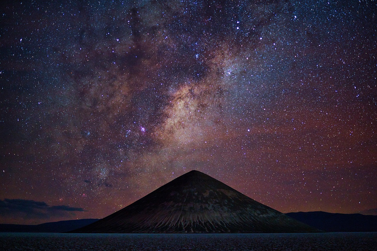 تصویری از آسمان شب پرستاره بر فراز یک منظره آرام فنلاند